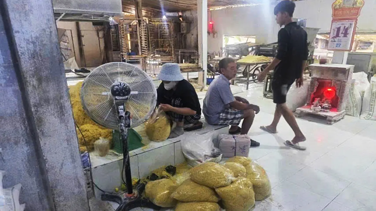 Lò sản xuất 2.800 tấn mì tươi 'ngậm' hàn the, thủy tinh lỏng ở TP HCM