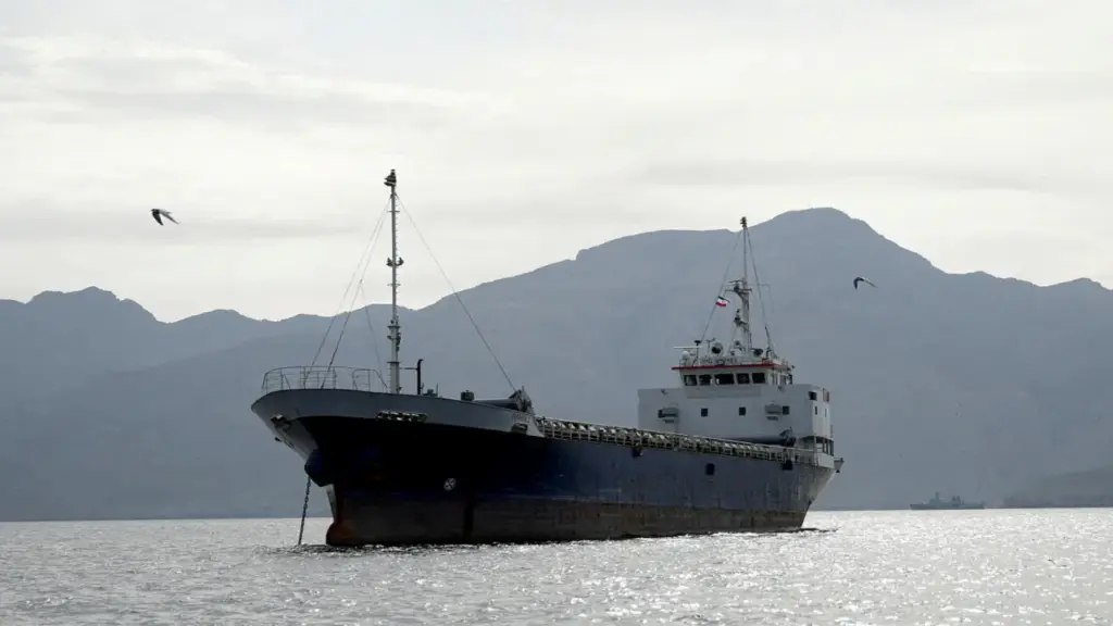 Loạt tàu ngần ngại qua eo biển Hormuz sau thông báo mở cửa