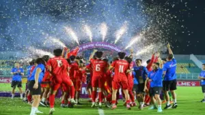Lời nguyền 'vui trong cái ao làng' của bóng đá Việt