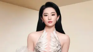 Lưu Diệc Phi diện đầm cắt xẻ của Lê Thanh Hòa