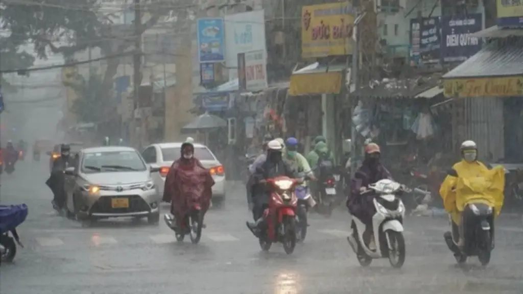 Mây dông lan rộng, cảnh báo lốc sét, mưa đá ở Hà Nội trong tối nay (24/4)
