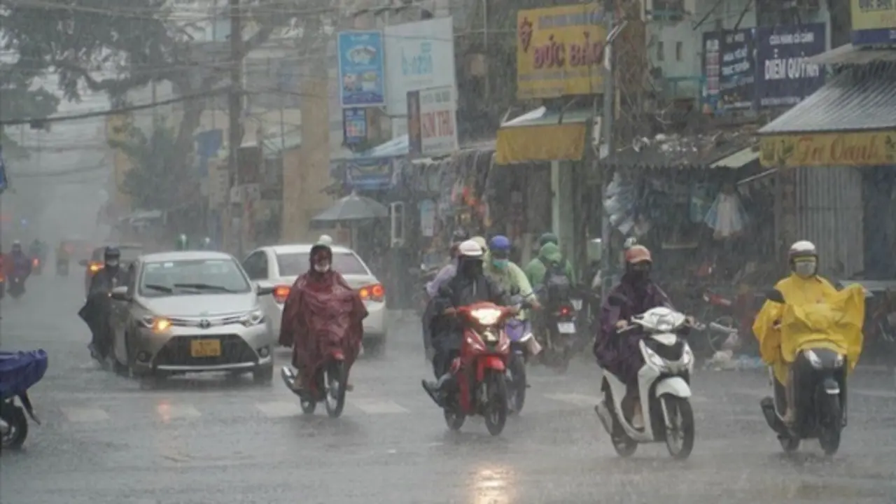 Mây dông lan rộng, cảnh báo lốc sét, mưa đá ở Hà Nội trong tối nay (24/4)