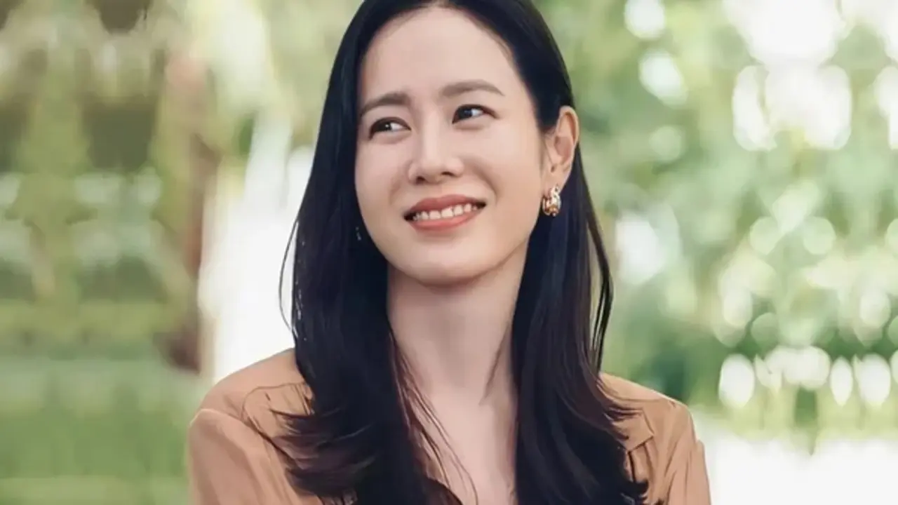 "Mẹ một con" Son Ye Jin khoe vòng eo con kiến ở tuổi U50