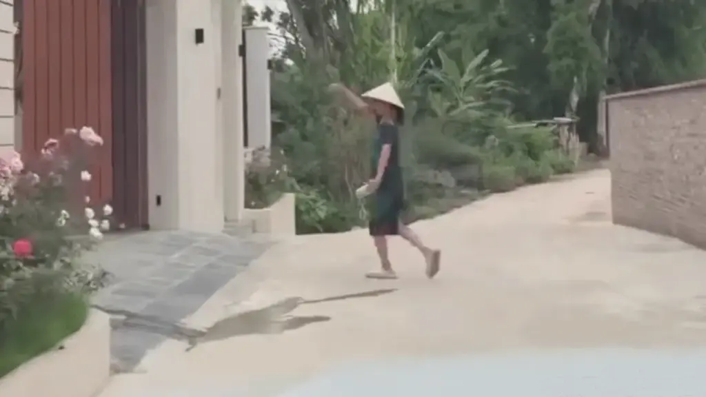 Mẹ nhún nhảy mừng con gái về thăm nhà