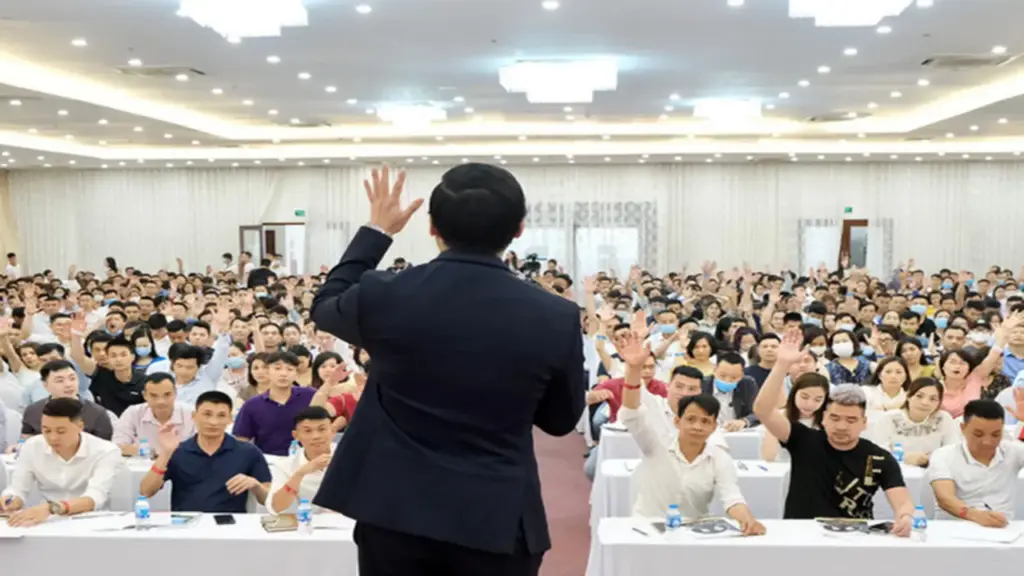 Một công ty dừng bán khóa học ‘dạy làm giàu’, chủ tịch là diễn giả nổi tiếng từ chức