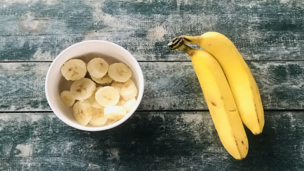 Một quả chuối chứa bao nhiêu calo, carbohydrate?