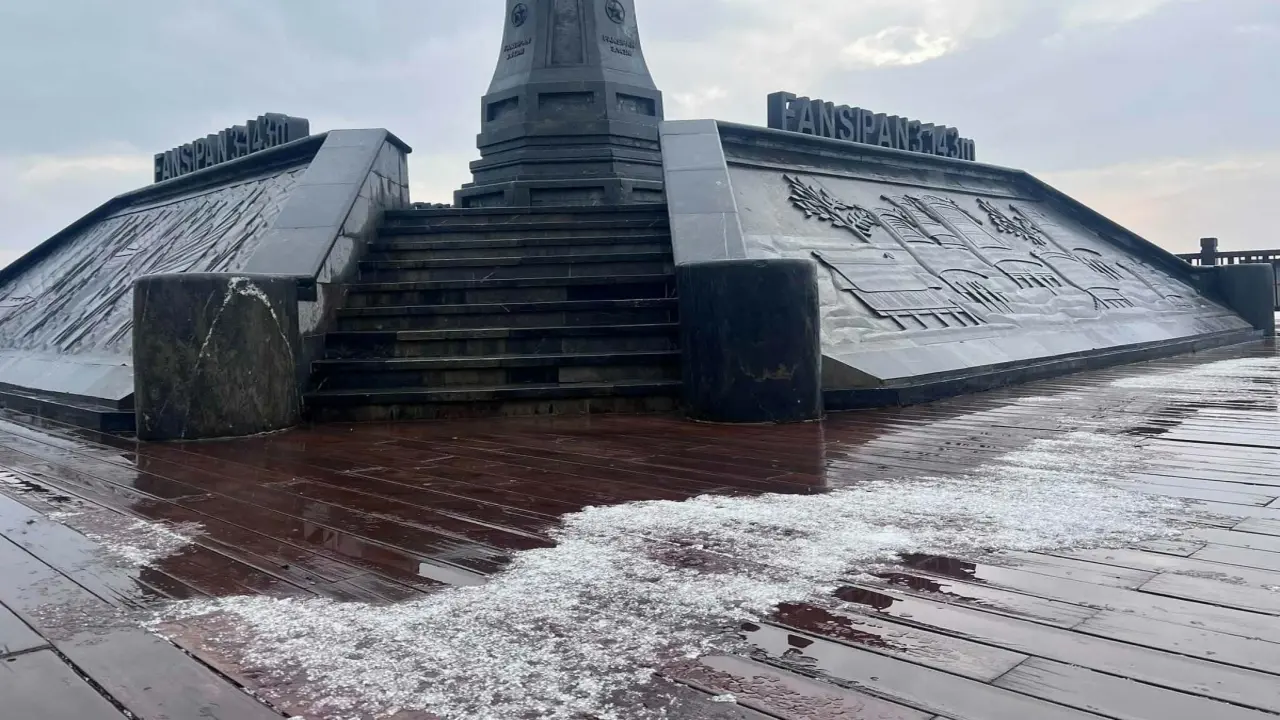 Mưa đá 30 phút trên đỉnh Fansipan