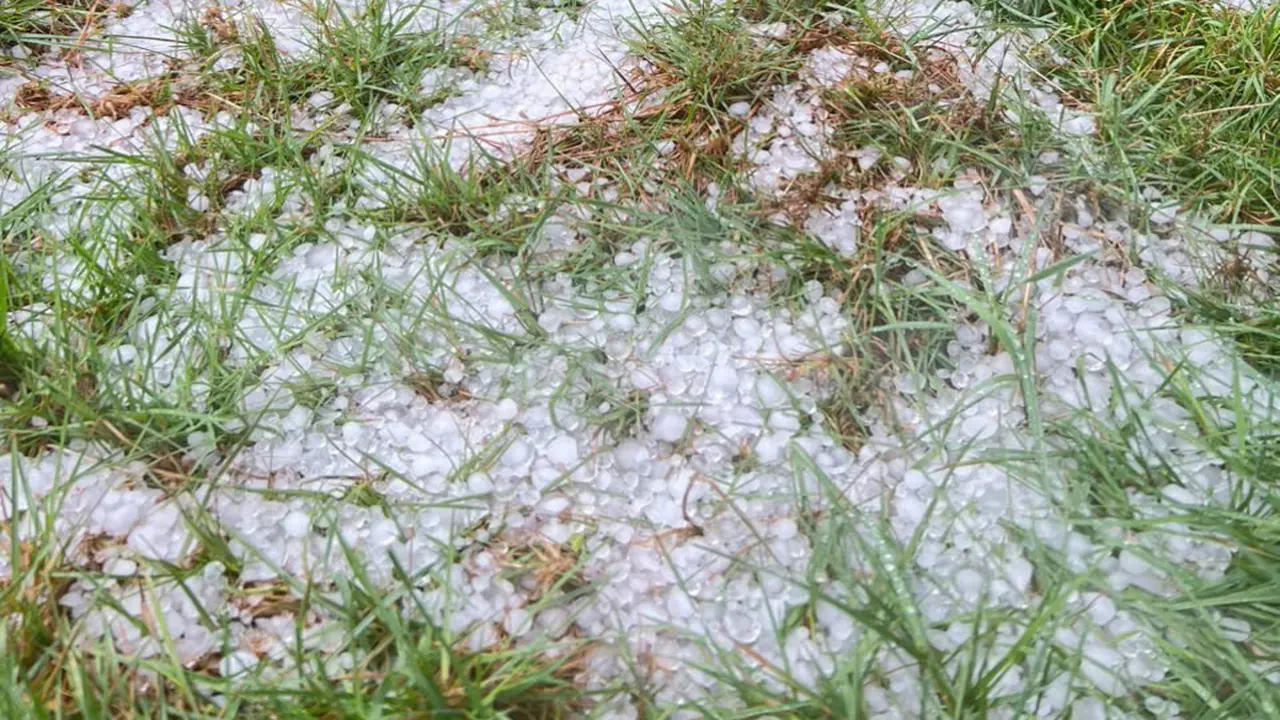 Mưa đá giội xuống Tu Mơ Rông, người dân không dám ra ngoài