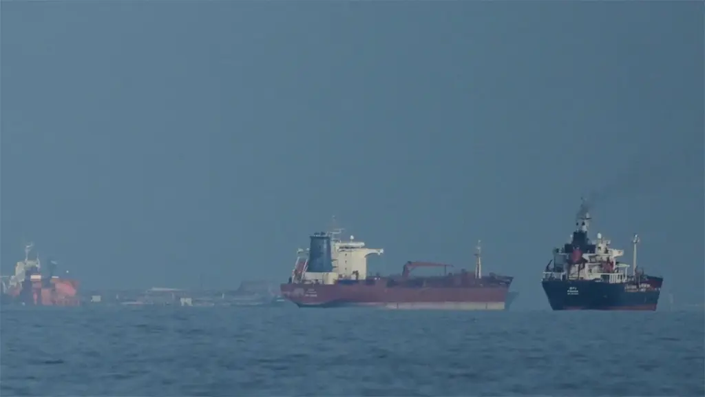 Mỹ nói 6 tàu quay đầu về cảng Iran vì lệnh phong tỏa Hormuz