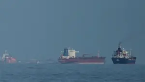 Mỹ nói 6 tàu quay đầu về cảng Iran vì lệnh phong tỏa Hormuz