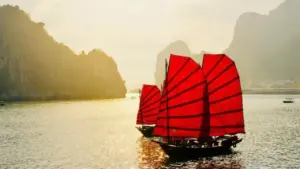 Ngắm vịnh Hạ Long trên thuyền buồm ba vách