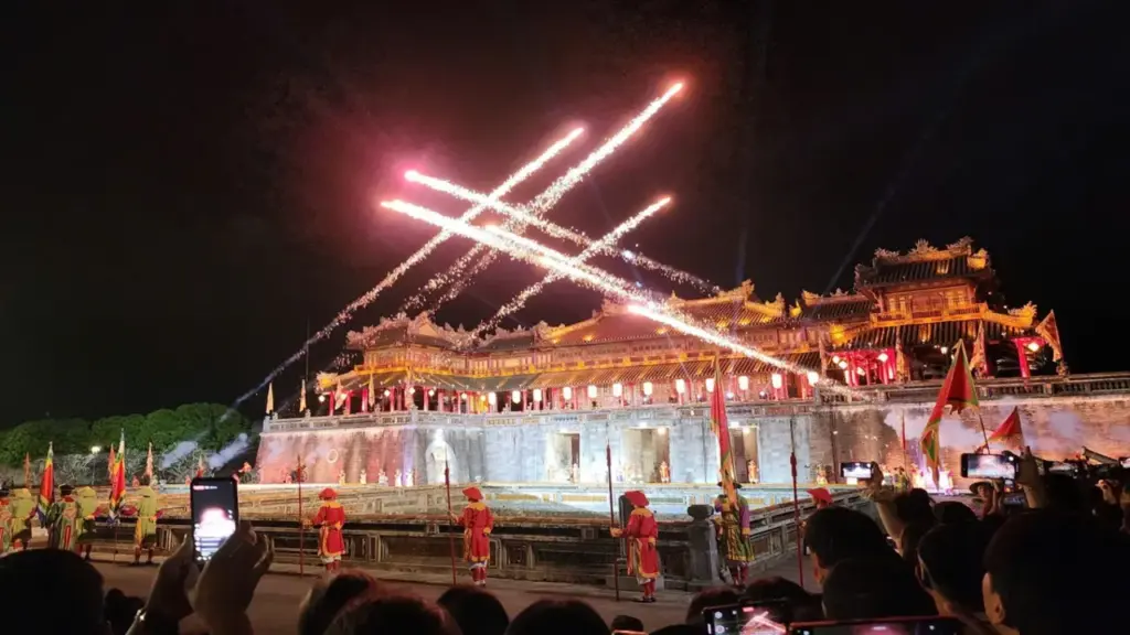 Ngàn người đổ về Đại Nội Huế xem 'Hoàng cung huyền ảo'