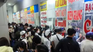 Nghỉ lễ 30.4 - 1.5: Đông đúc tại bến xe Miền tây mua vé về quê