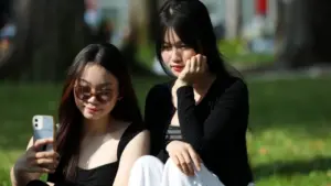 Nghỉ lễ 30.4, nhiều người chọn cà phê bệt ở công viên 30 Tháng 4 để... chill