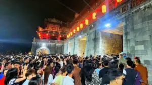 Nghỉ lễ Giỗ Tổ, biển người chen chân vào Đại nội Huế tạo thành clip viral