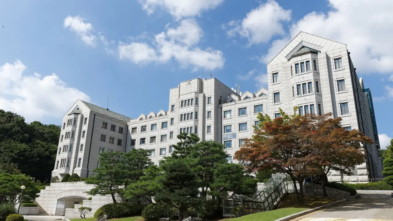 Nghi vấn hai đại học danh tiếng dùng 'giáo sư ma' để thăng hạng