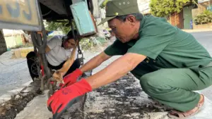 Người đàn ông chế xe tải hút đinh, vá lốp '0 đồng'