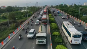 Người dân rời TP.HCM nghỉ lễ 30-4, các cửa ngõ đông đúc, có lúc ùn ứ nhẹ