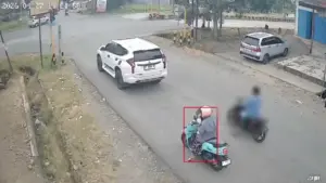Người đi xe máy dừng đèn đỏ bị xe khác húc bay