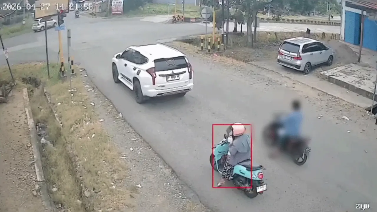 Người đi xe máy dừng đèn đỏ bị xe khác húc bay