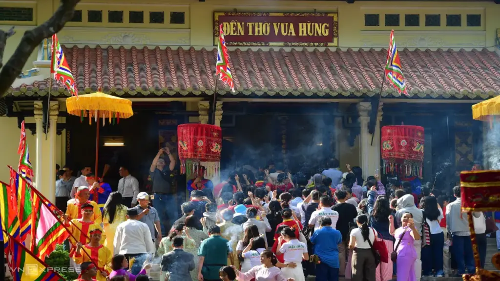 Người TP HCM dâng lễ giỗ Tổ trong ngôi đền 100 tuổi