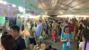 Người trẻ rủ nhau đến đây ăn bánh dân gian thỏa thích