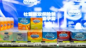 Người Trung Quốc tích trữ bao cao su trước khi giá tăng do xung đột Trung Đông