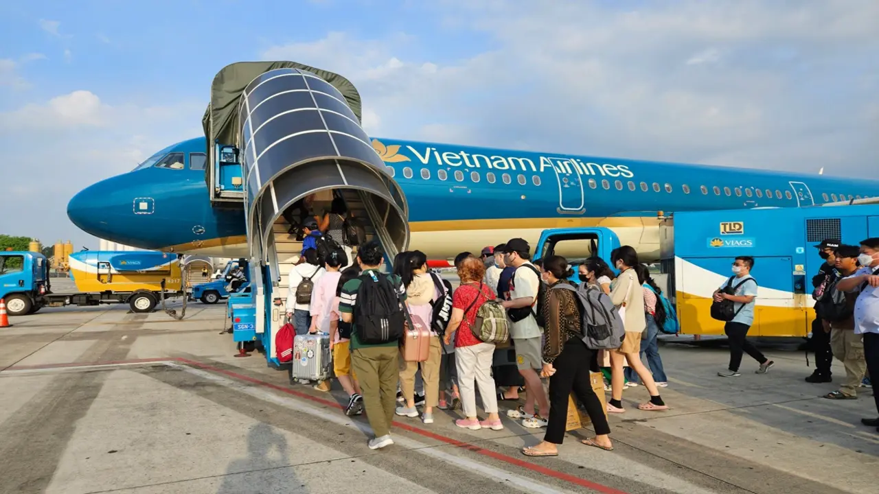 Nhiều chuyến bay đến điểm du lịch kỳ nghỉ lễ 30-4, 1-5 đã gần hết vé, giá ra sao?