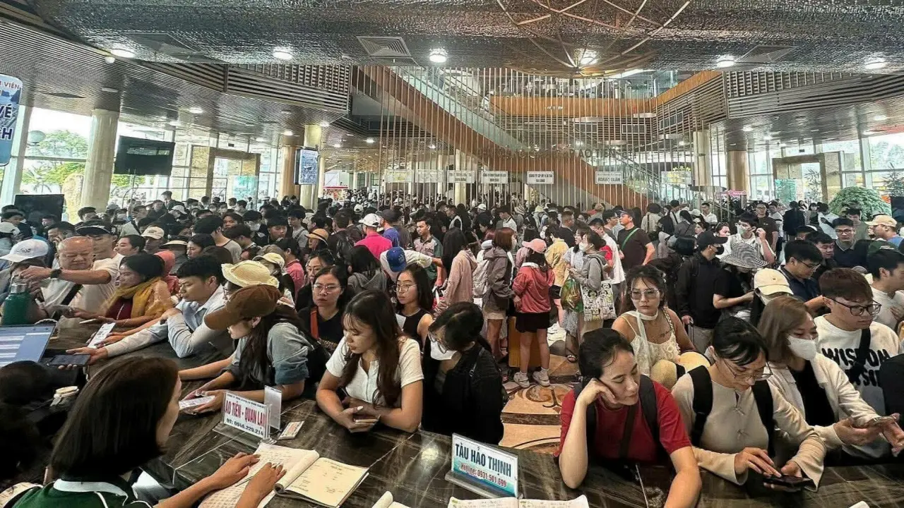 Nhiều điểm du lịch 'thất thủ' ngày thứ hai nghỉ lễ Giỗ Tổ