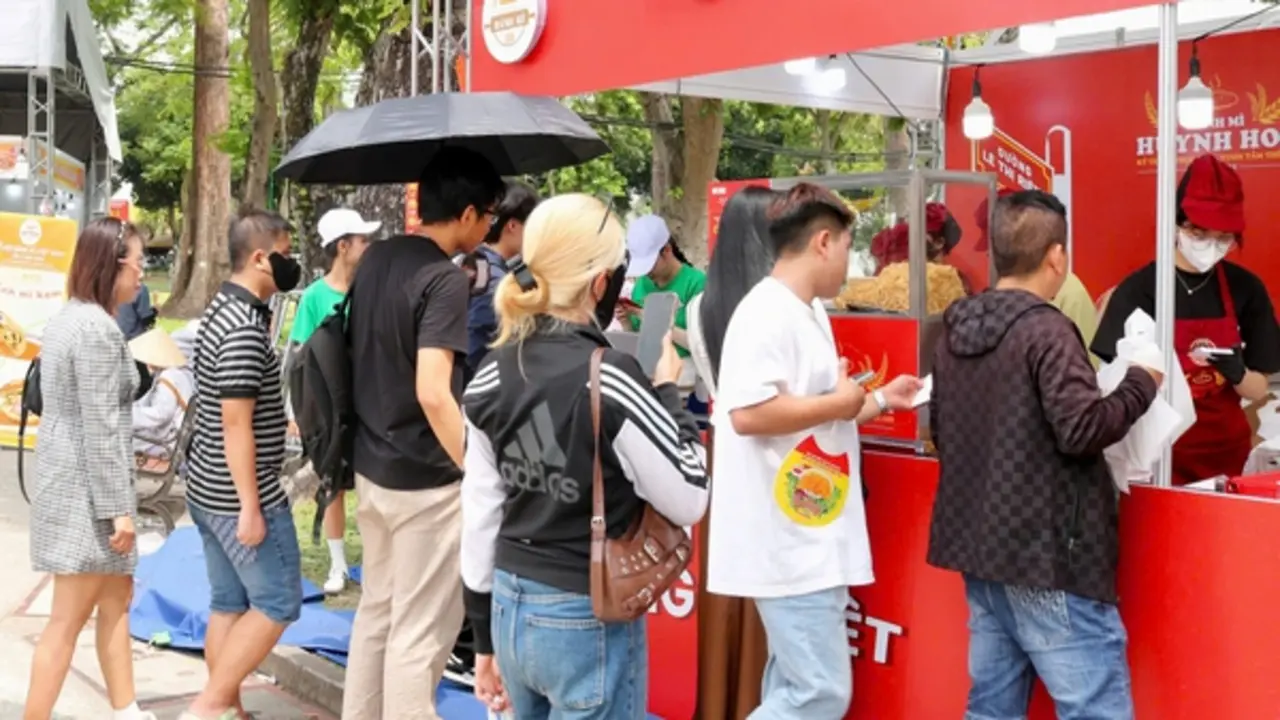 Nhiều người kiên nhẫn xếp hàng để thưởng thức món ăn ‘quốc dân’