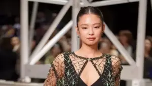 Những bộ cánh xuyên thấu của Jennie