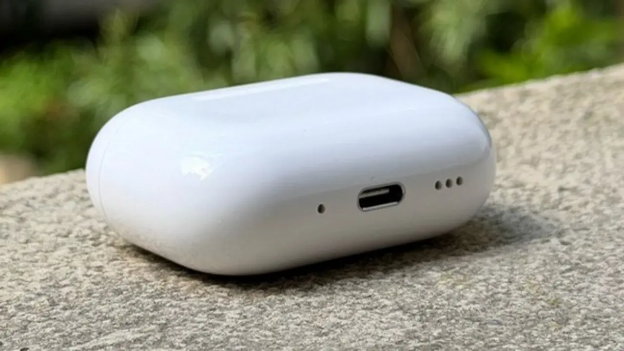 Những lỗ tròn nhỏ dưới đáy hộp sạc AirPods có công dụng gì?