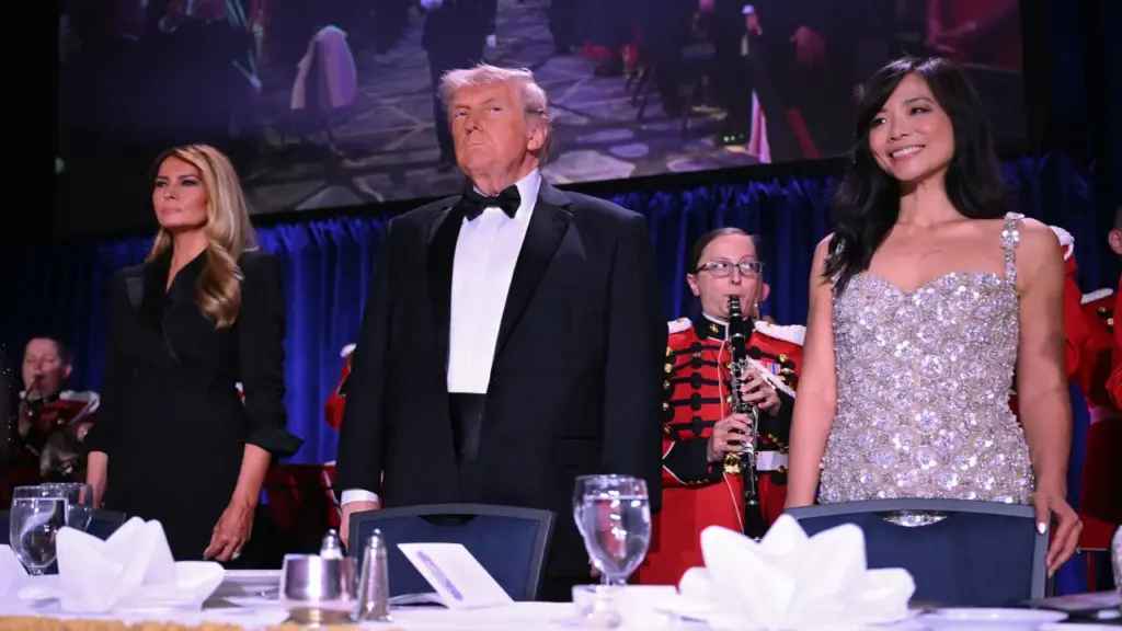 Nổ súng gần bữa tiệc ông Trump tham dự