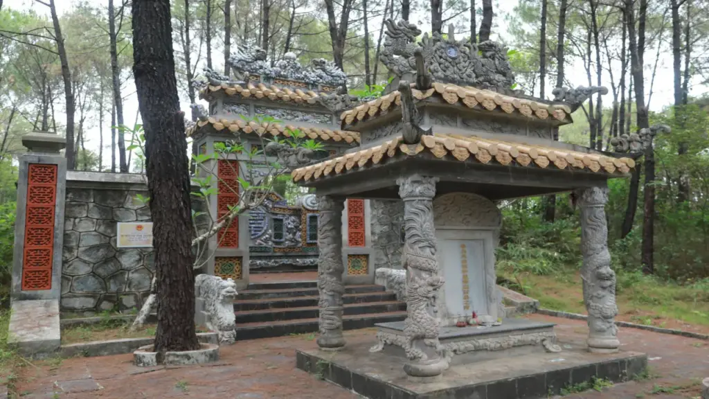 Nơi an nghỉ hiu quạnh của vua thứ 6 triều Nguyễn