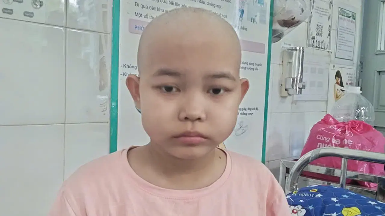 Nỗi dằn vặt của cô bé 12 tuổi mắc ung thư máu