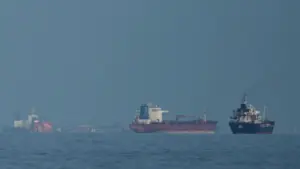 Nỗi lo khiến các tàu vẫn ngần ngại đi qua eo biển Hormuz