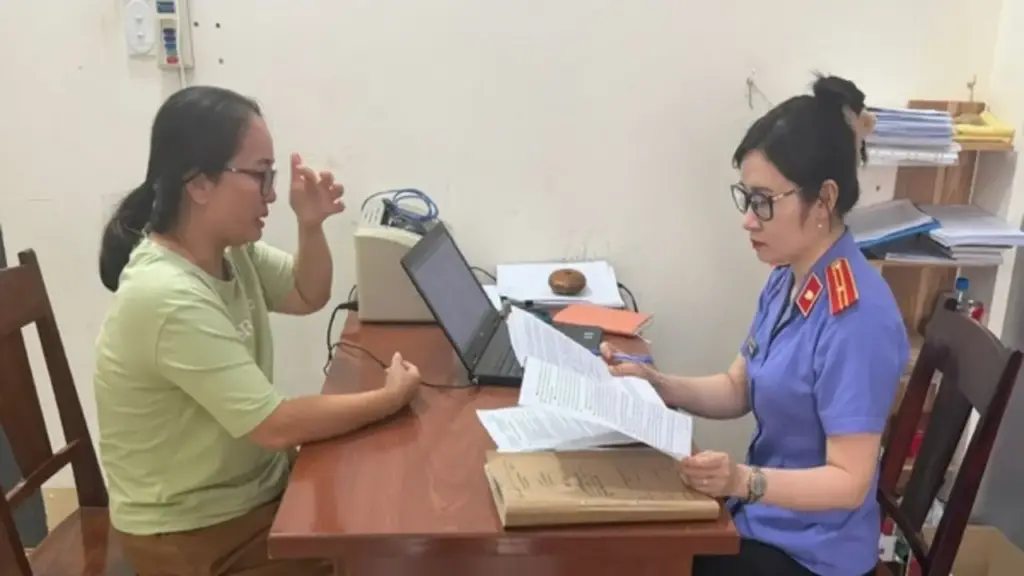 Nữ bác sĩ bị khởi tố vì lừa đảo hàng trăm triệu đồng