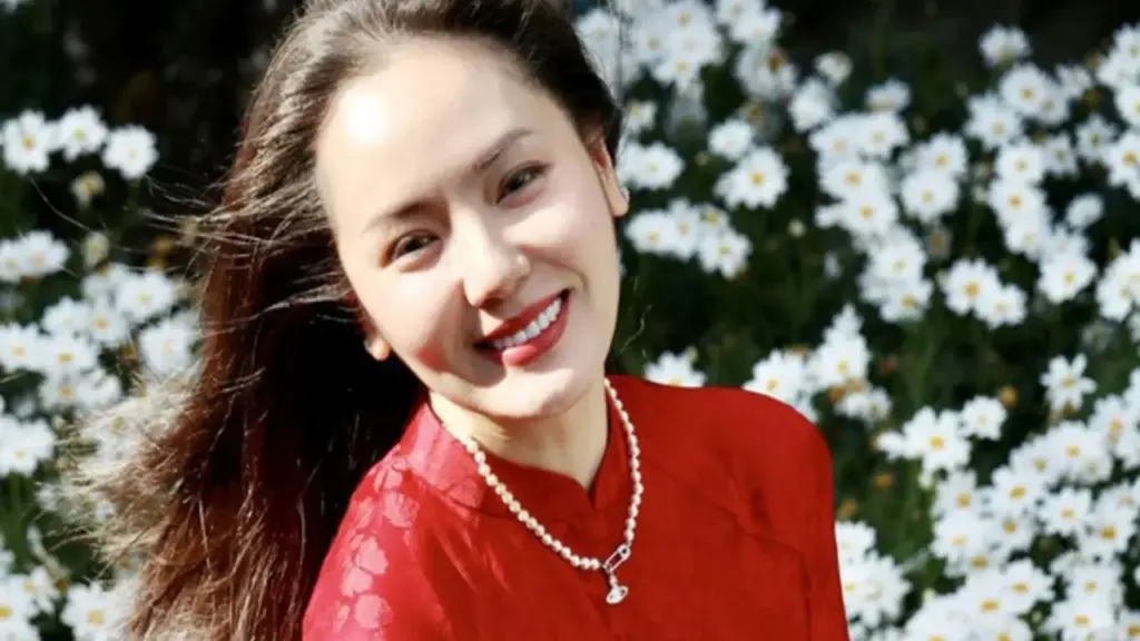 Nữ ca sĩ xinh đẹp, độc thân: Tuổi 42 bất ngờ công khai "con trai"