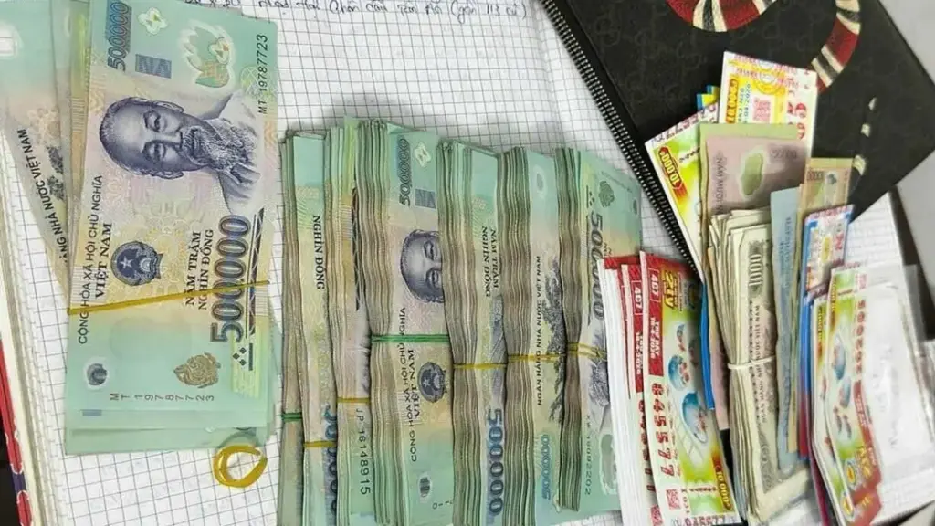 Nữ sinh lớp 8 trả lại túi xách chứa hơn 200 triệu đồng
