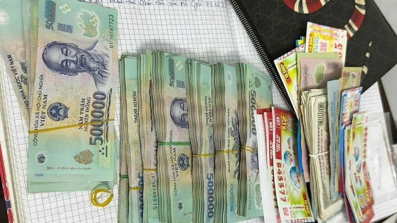 Nữ sinh lớp 8 trả lại túi xách chứa hơn 200 triệu đồng