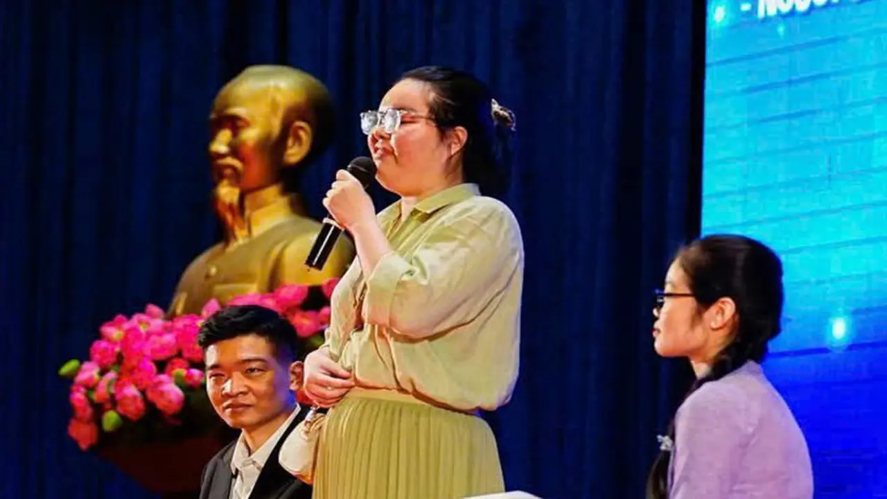 Nữ sinh viên ngành quan hệ quốc tế: Khiếm thị đời vẫn thú vị