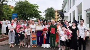 Nữ thủ khoa ‘gây bão mạng’ khi đưa 29 người thân đi dự lễ tốt nghiệp