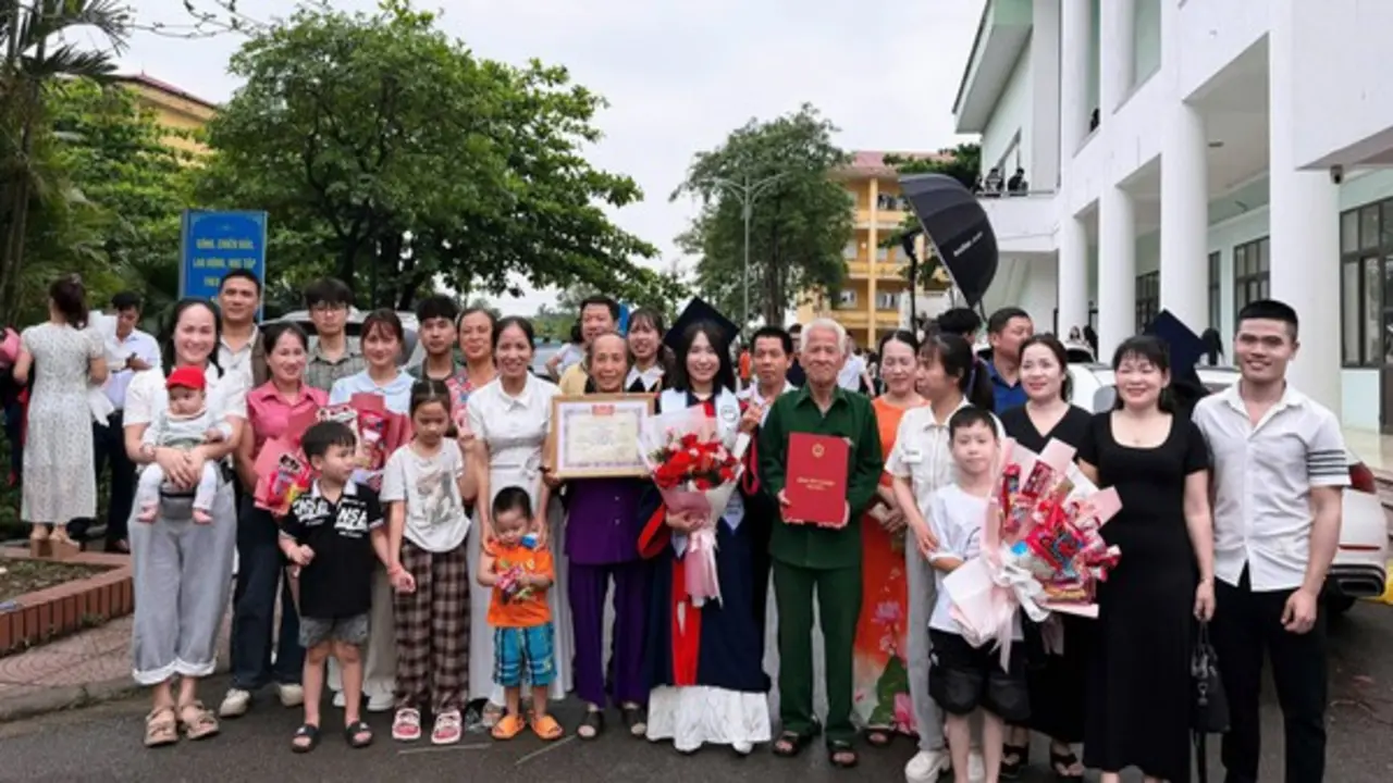 Nữ thủ khoa ‘gây bão mạng’ khi đưa 29 người thân đi dự lễ tốt nghiệp