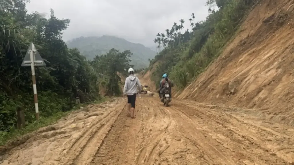 'Ổ voi' dày đặc tỉnh lộ 623 ở Quảng Ngãi: 4 km ám ảnh người đi đường