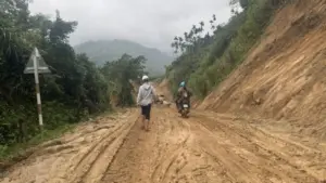 'Ổ voi' dày đặc tỉnh lộ 623 ở Quảng Ngãi: 4 km ám ảnh người đi đường