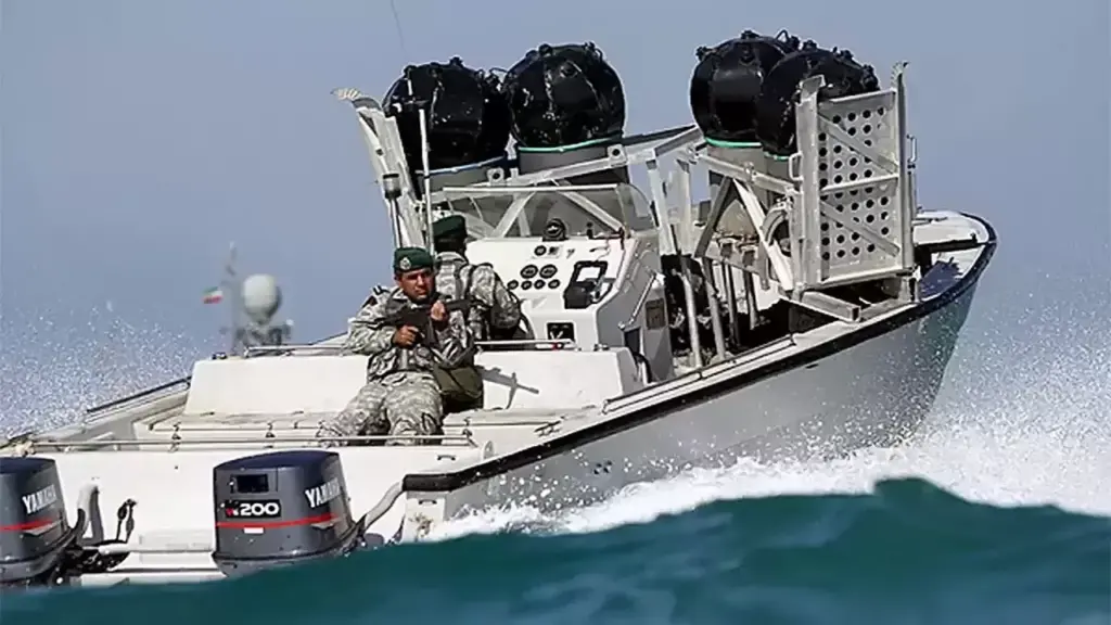 Ông Trump dọa 'tiêu diệt' xuồng Iran đến gần vùng phong tỏa ở Hormuz