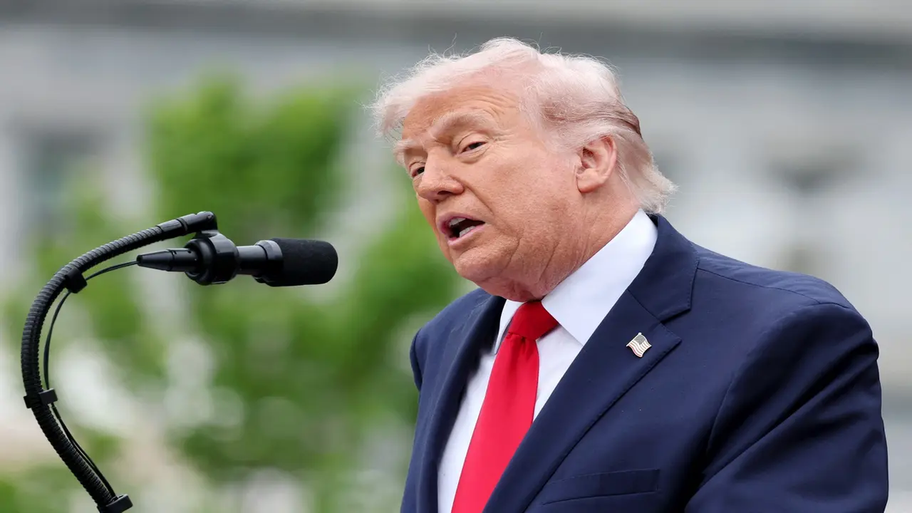 Ông Trump: Iran đang bên bờ vực sụp đổ, muốn Mỹ giúp mở lại eo biển Hormuz