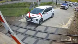 Ôtô đám cưới kẹt giữa gác chắn khi tàu sắp tới