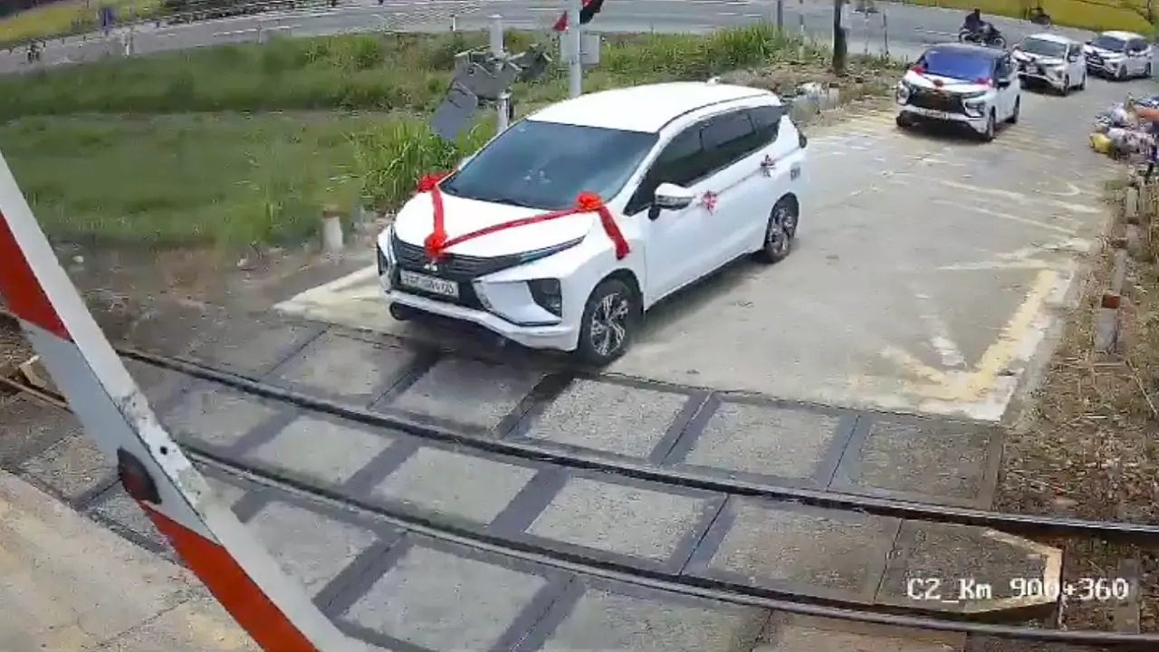 Ôtô đám cưới kẹt giữa gác chắn khi tàu sắp tới