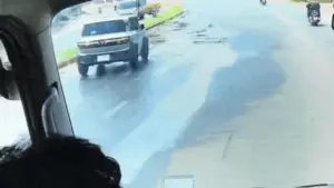 Ôtô mất lái khi qua vũng nước, đâm gục người đi xe máy